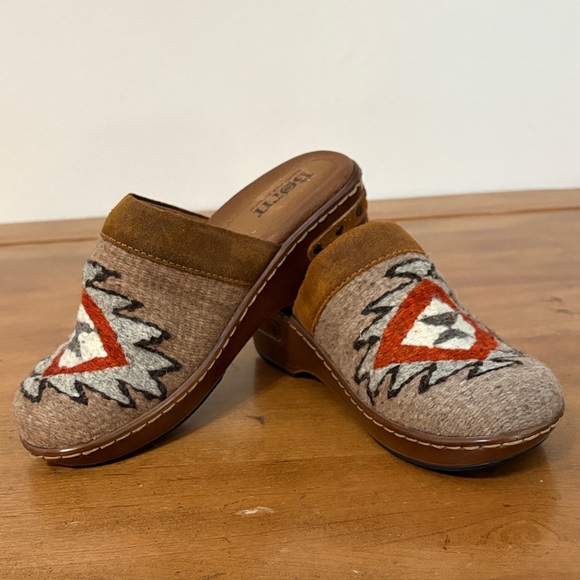 Born Shoes - Born Bandy Blanket Clogs Size 6